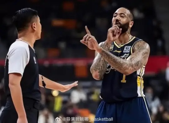 球员体能告急,如何减少协防消耗却给外援更多单打机会?